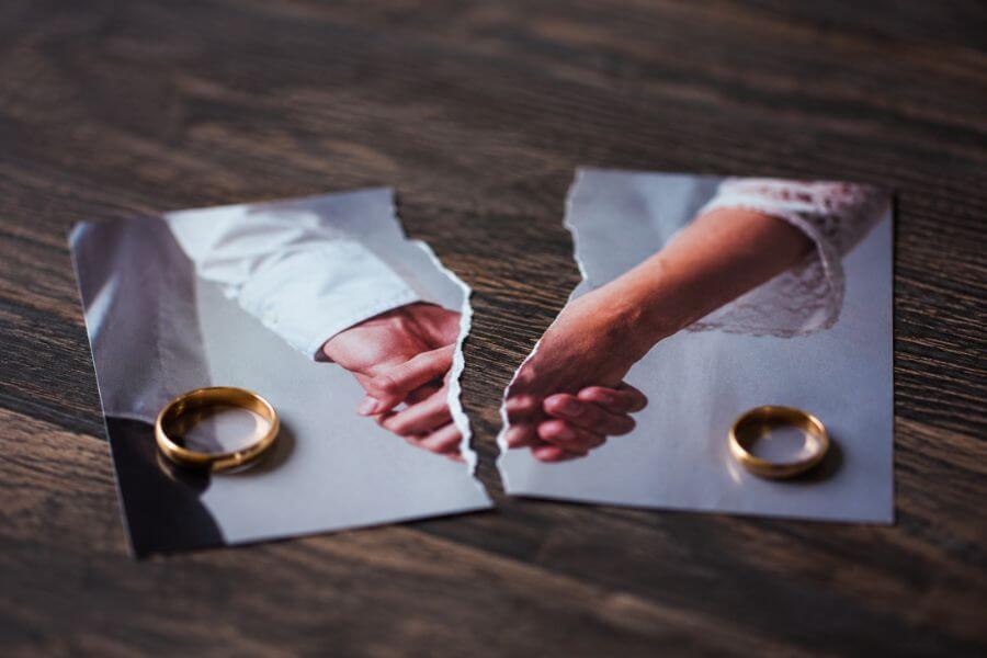 Read more about the article 10 Worst Financial Mistakes Couples Make During Divorce