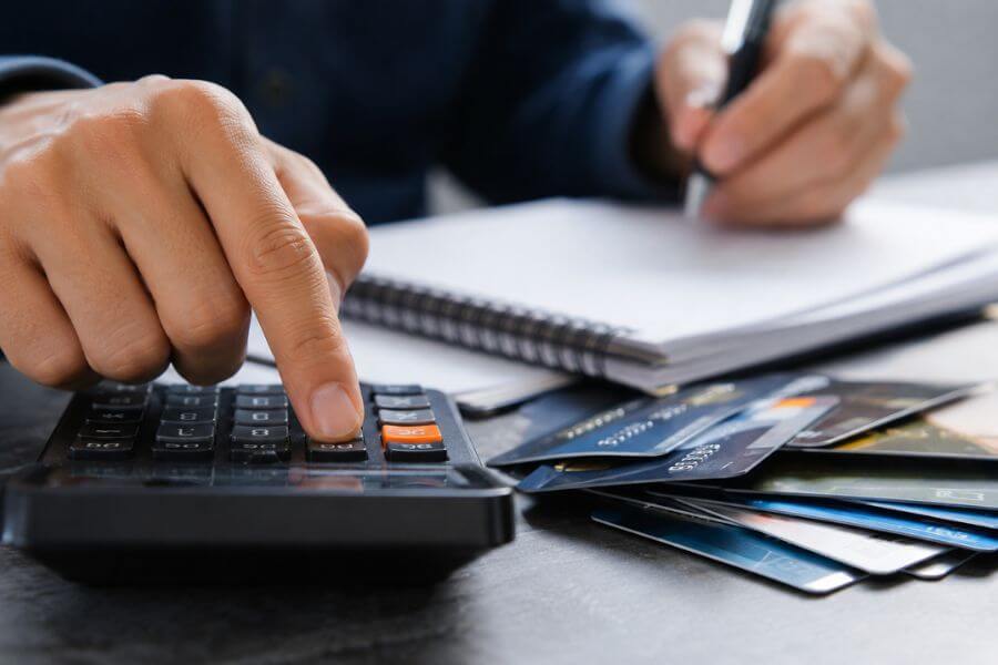 Read more about the article 10 Biggest Pros and Cons of Consolidating Your Personal Debt