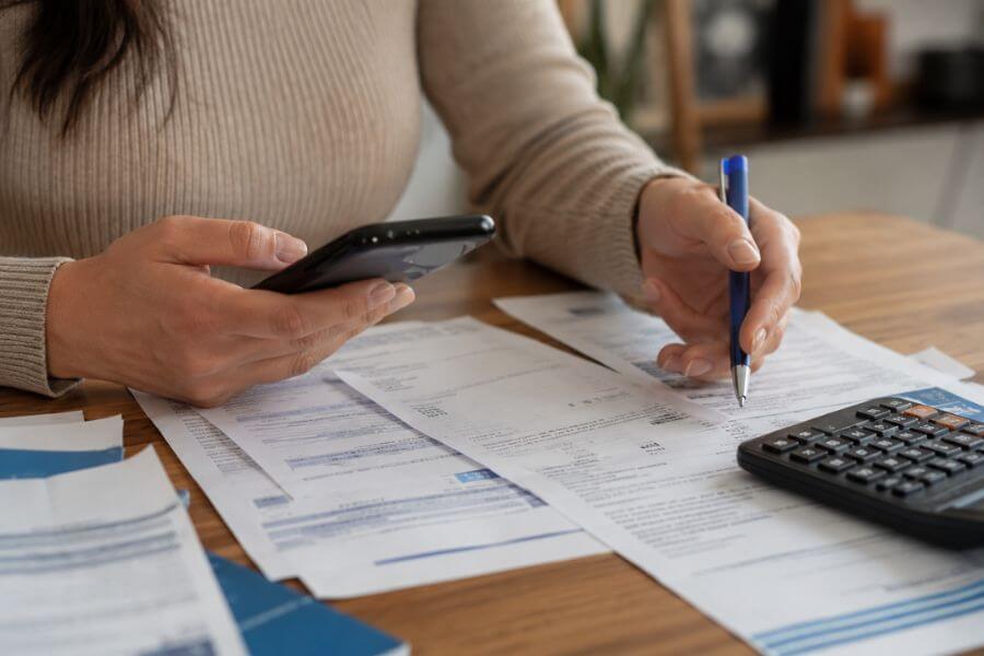 Read more about the article How to Negotiate Your Bills and Lower Your Monthly Expenses without Cutting Back